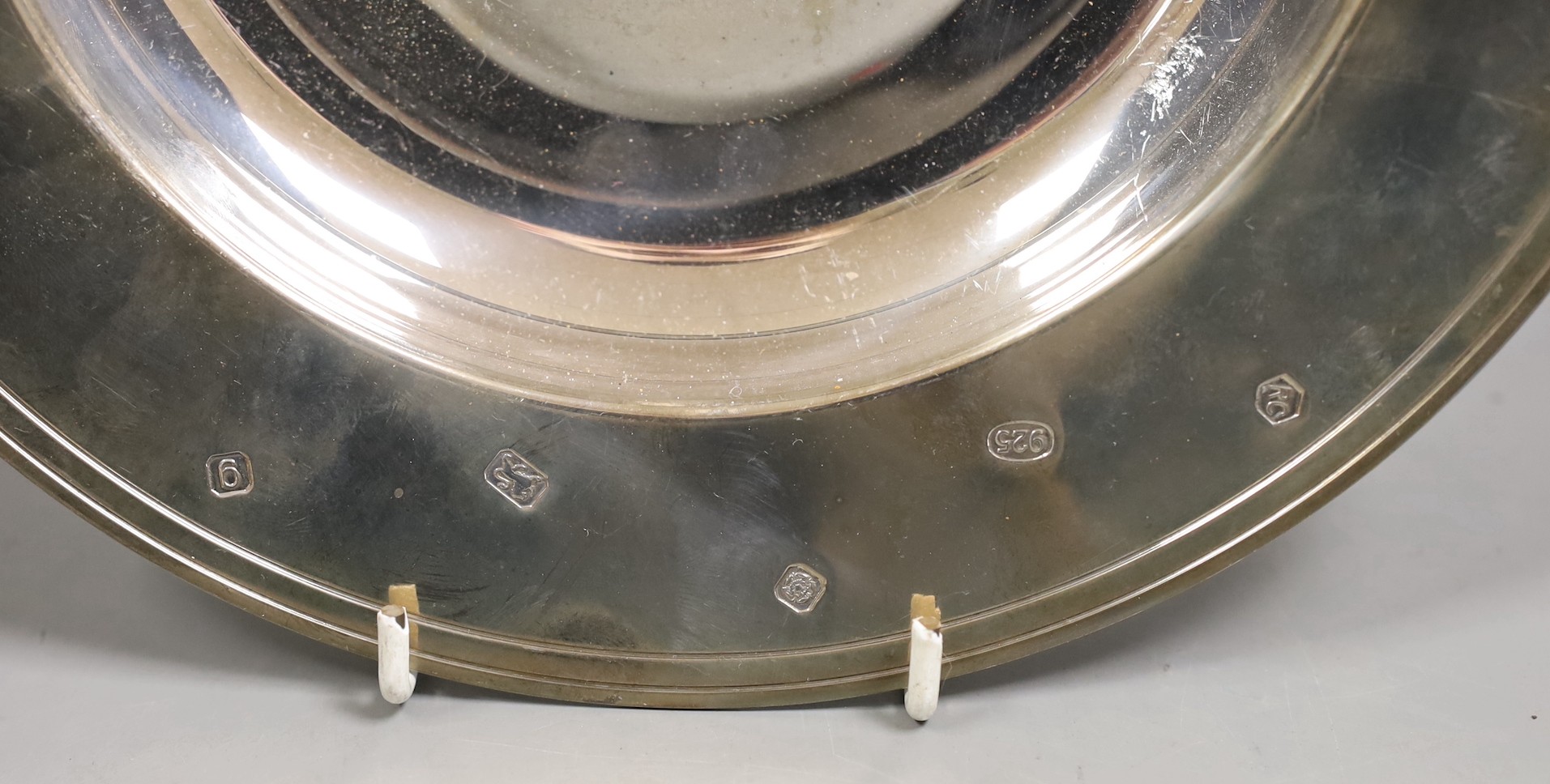 A modern silver armada dish by Carr's of Sheffield, 25.5cm, a similar set of four napkin rings and a silver mounted inkwell